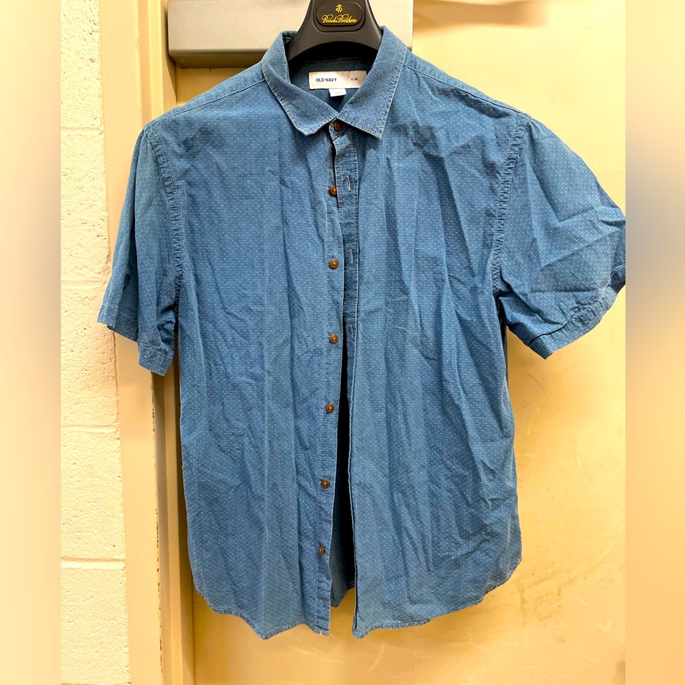 Old Navy men’s button down denim short sleeve shirt. Slim fit blue